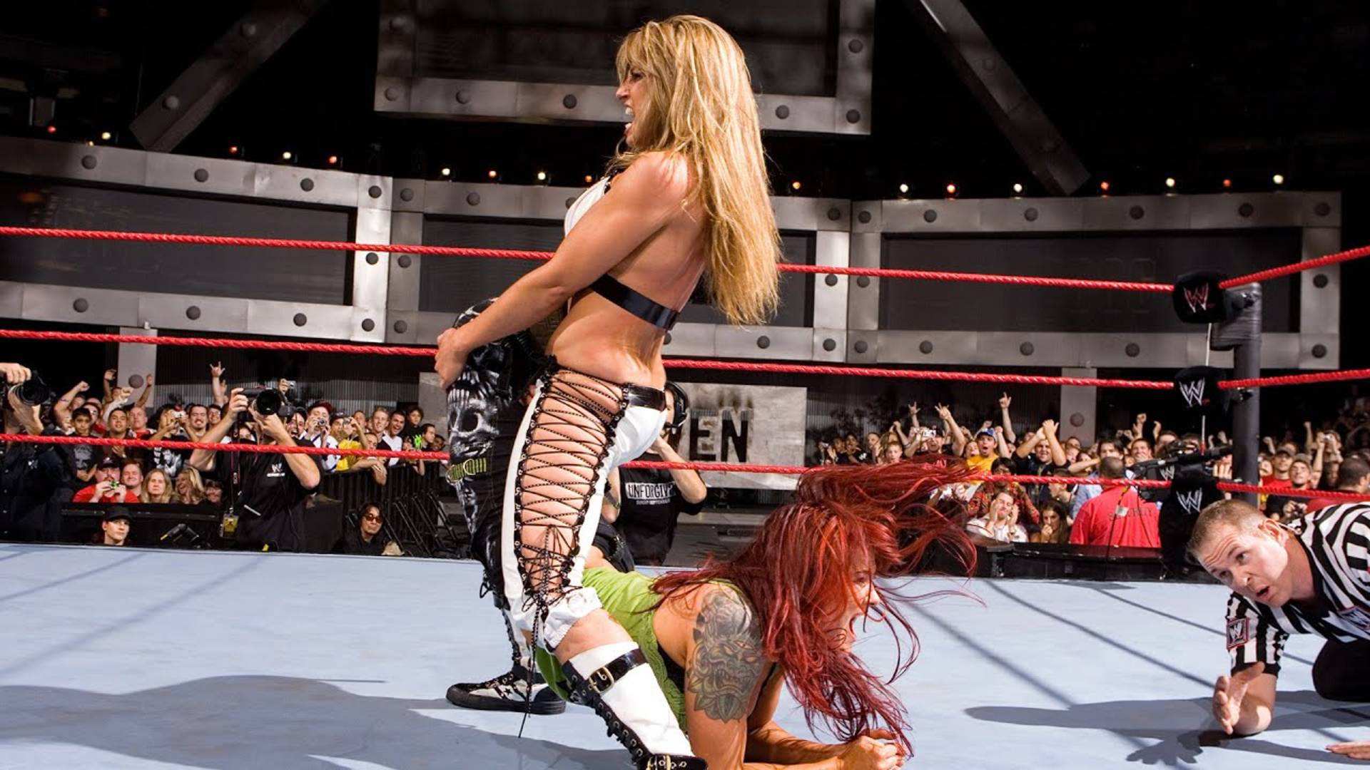 9- Trish Stratus vs. Lita (Unforgiven 2006)