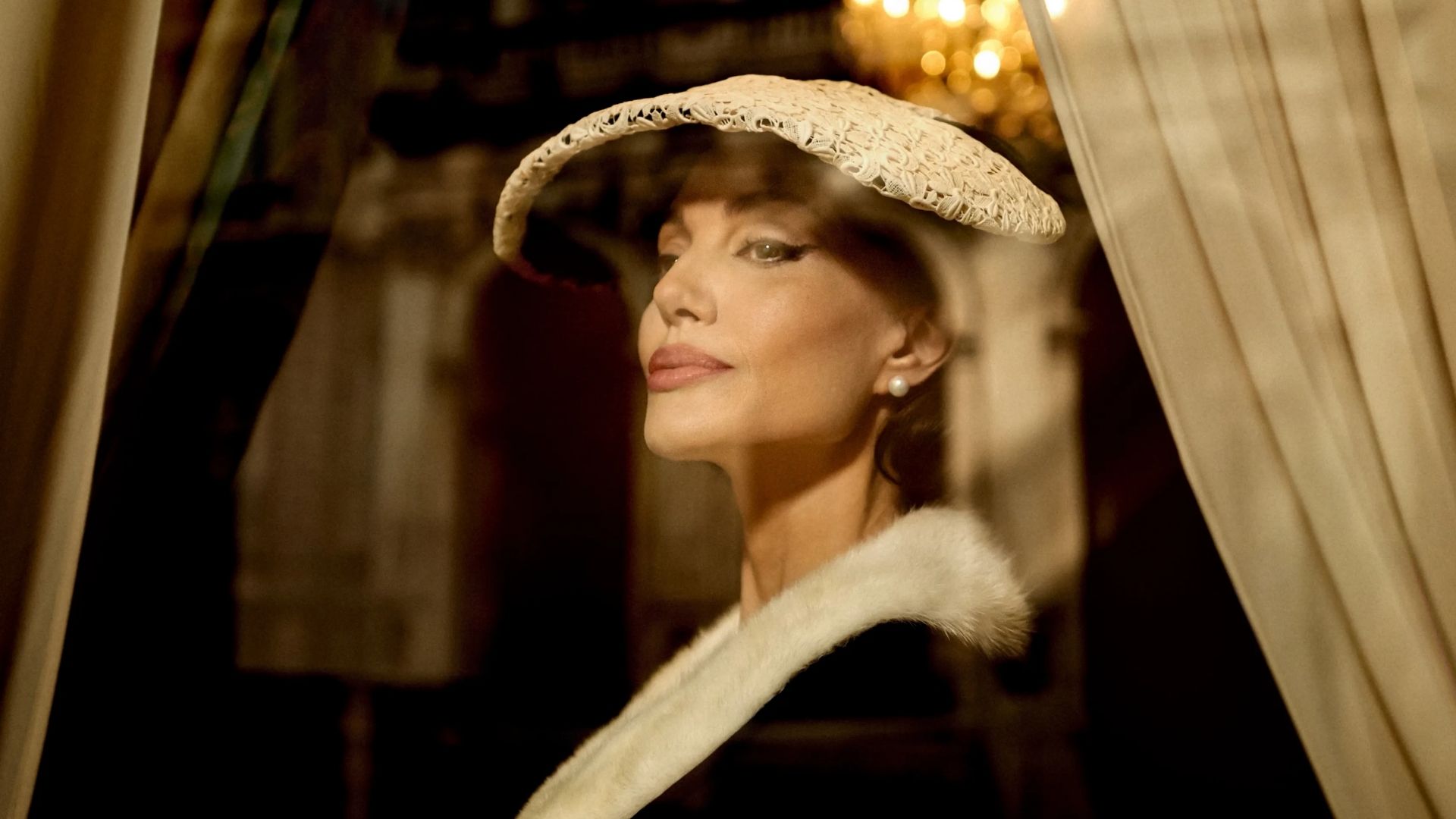 Angelina Jolie - Maria