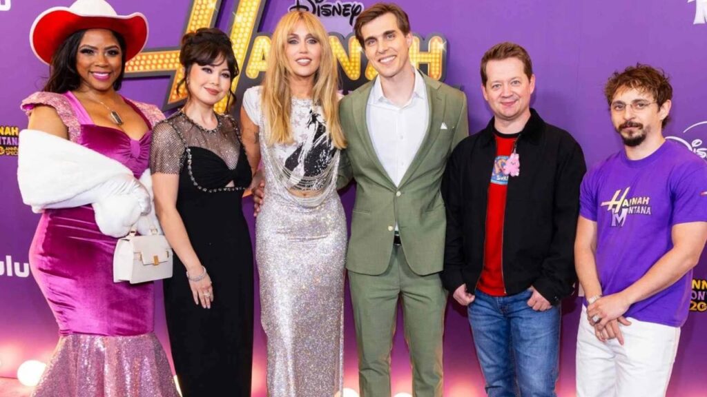 Miley Cyrus and Cast in Hannah Montana Anniversary Special (Image: Disney)