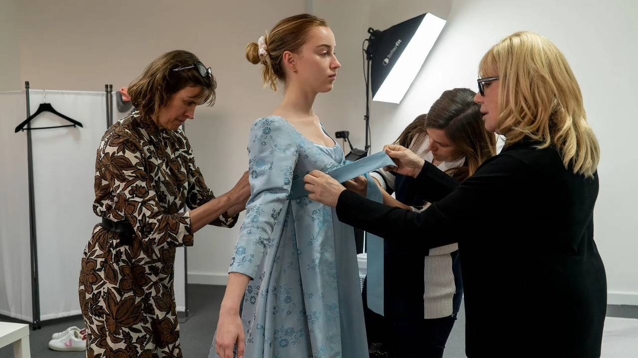 11. Daphne Bridgerton had 104 dresses made for her