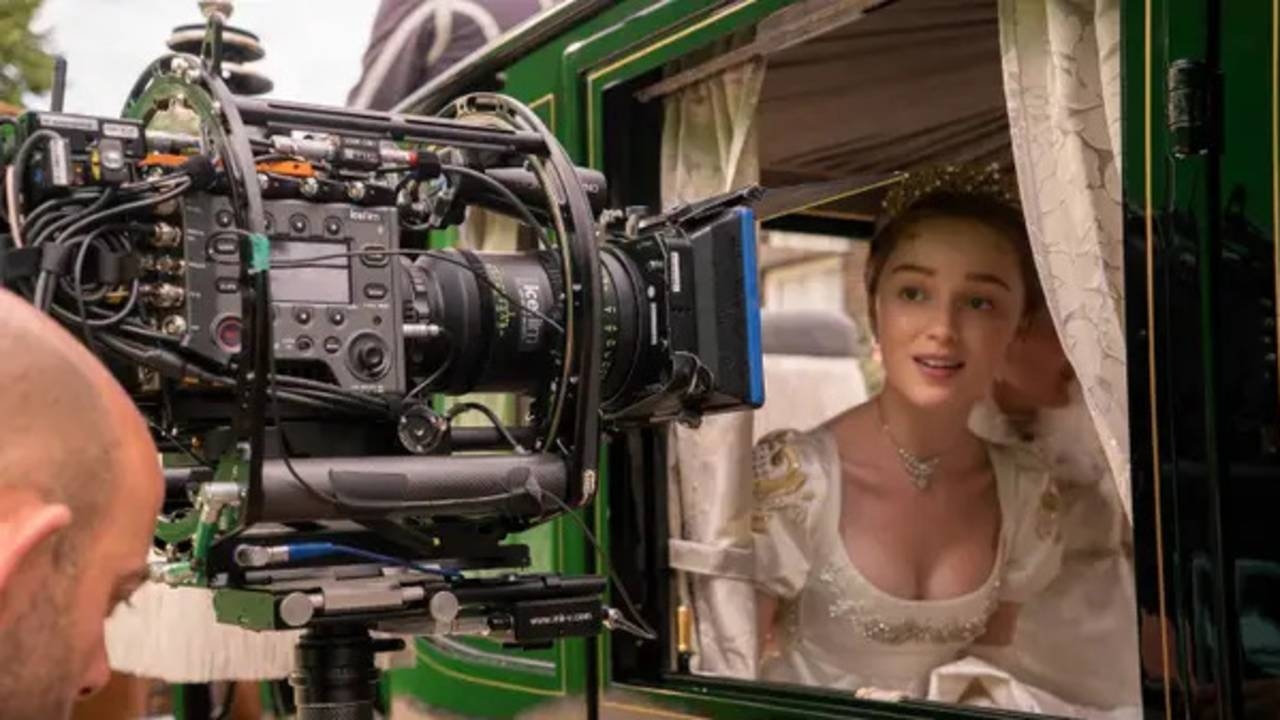 8. Most of the carriage scenes were filmed on a sound stage, so the horses pulling the carriages aren't real