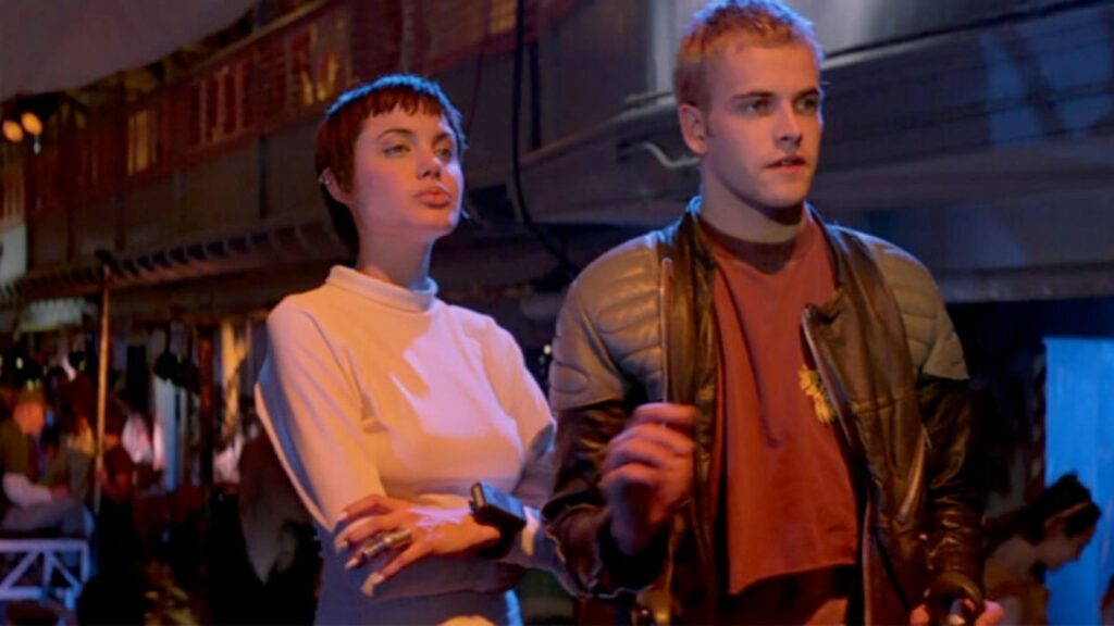 Jonny Lee Miller and Angelina Jolie in Hackers