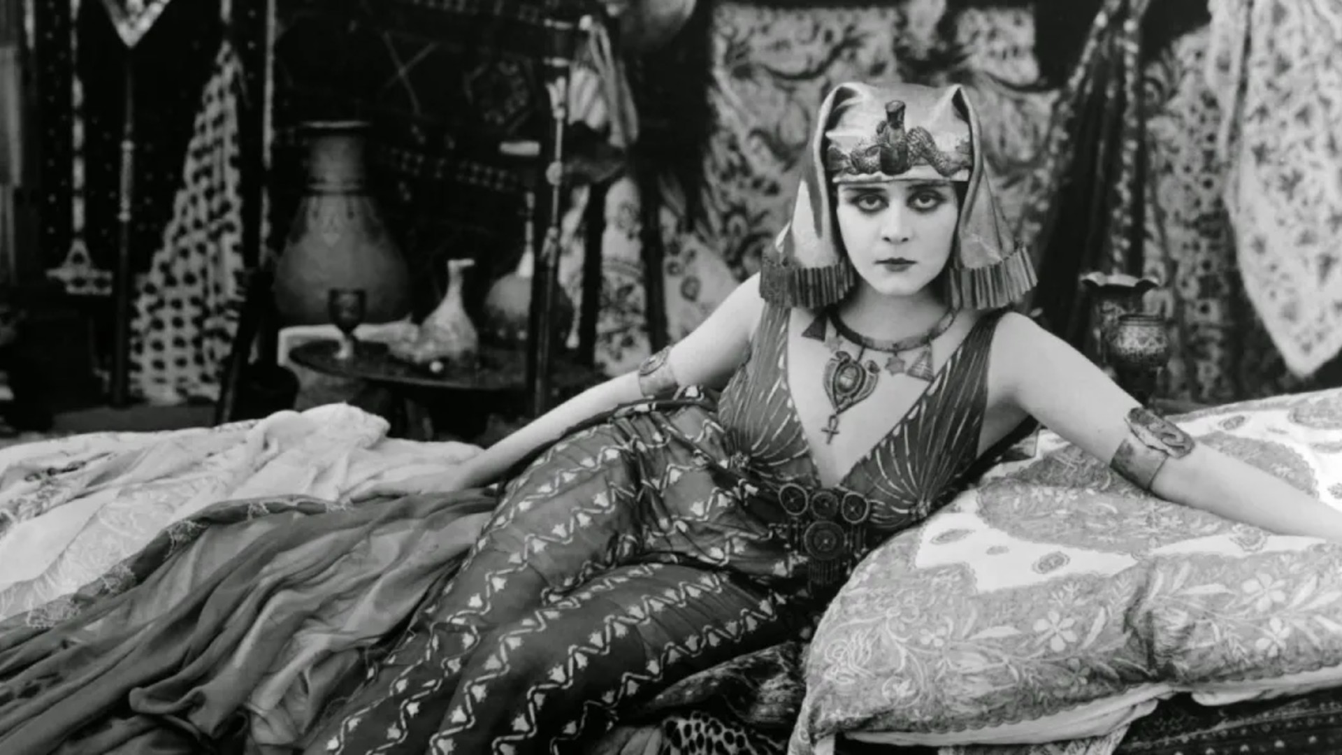 Theda Bara's historical outfits in 'Cleopatra' (1917)