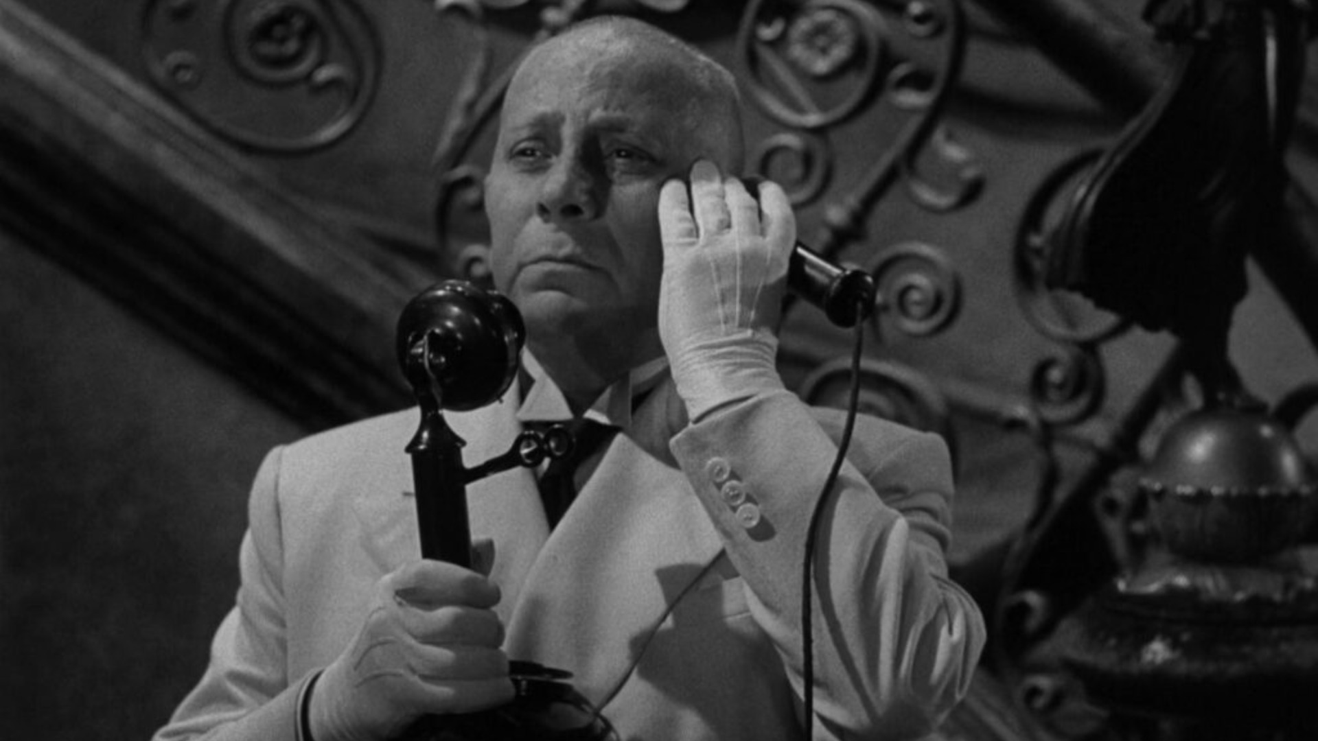 4. Real Silent Film Stars in the Cast