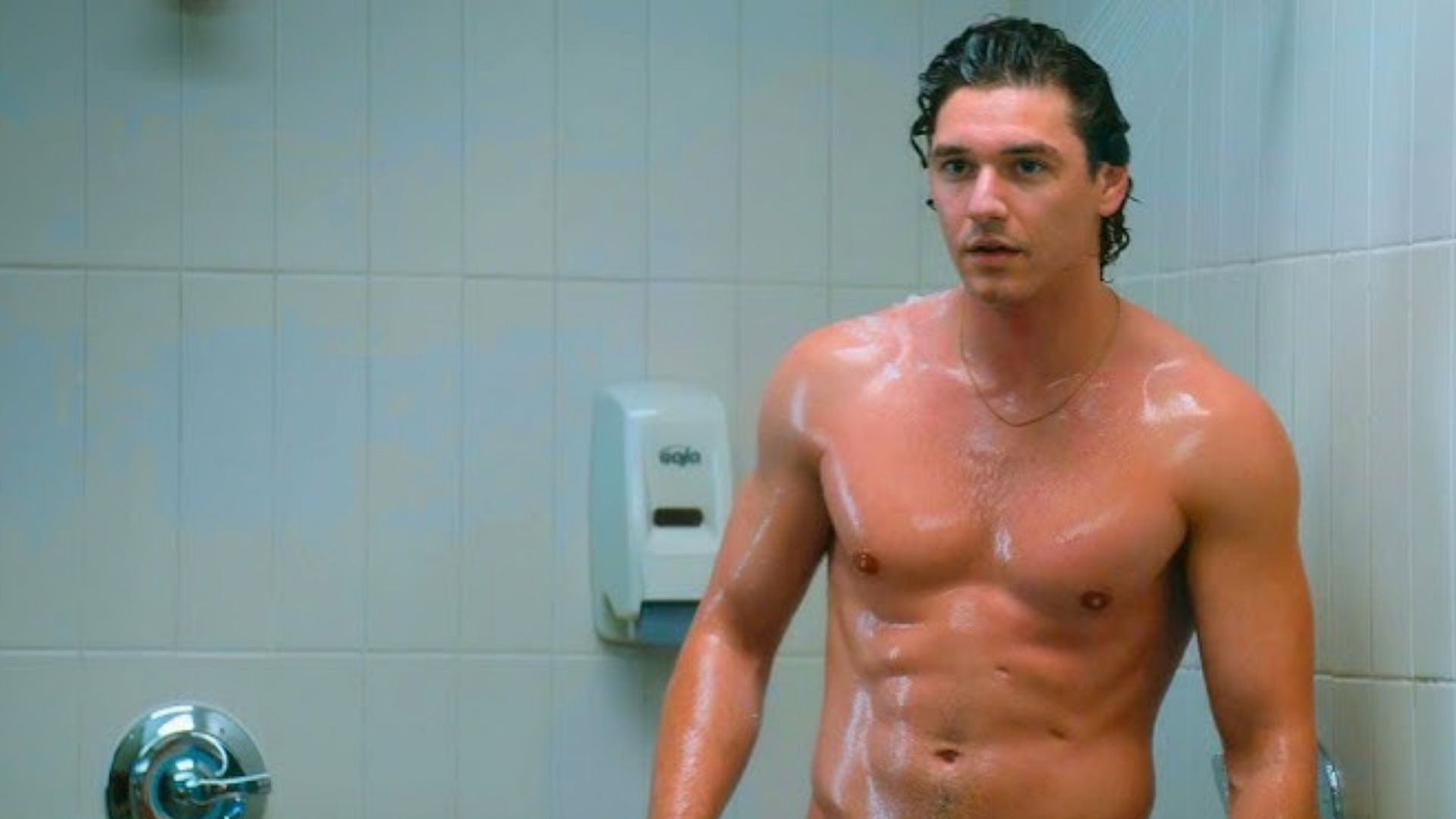 Hannah Accidentally Finds Garrett In The Shower (Episode 1)
