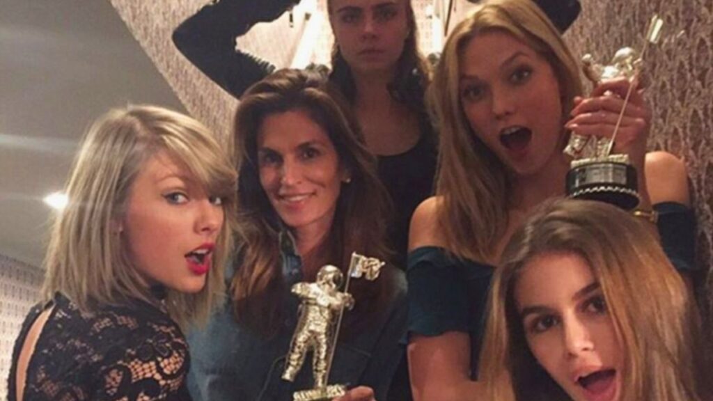 Taylor Swift with her girlfriends