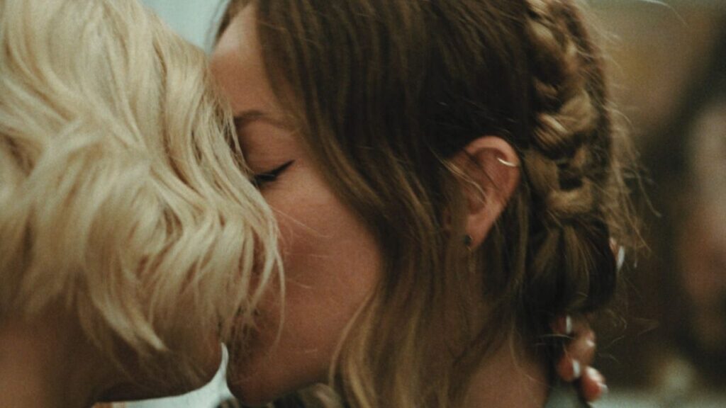 Olivia Wilde and Penélope Cruz's kiss in 'The Invite'