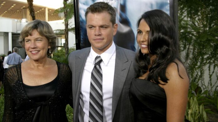 Matt Damon with his mom and wife (Image: Vecteezy)