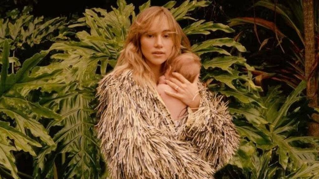 Suki Waterhouse with daughter
