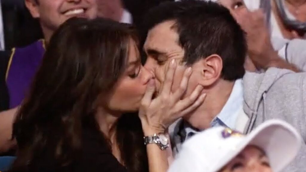 Gloria and Phil's kiss
