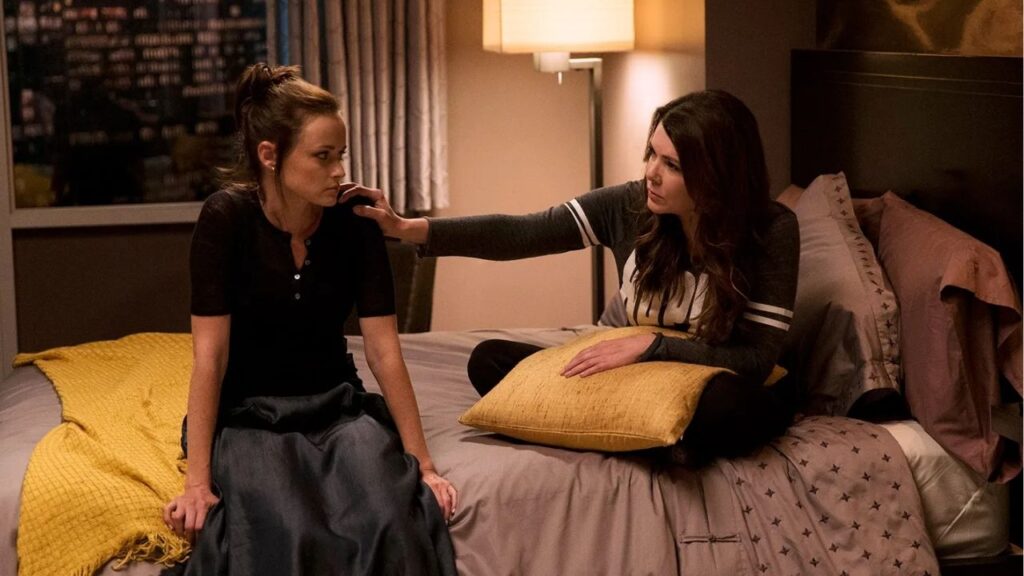 Adult Rory with Lorelai in rory in 'Gilmore Girls'